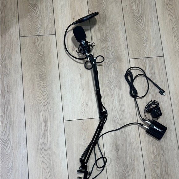 EUC - Neewer NW-800 Professional Condenser Microphone Kit (Black+Gold) - Picture 9 of 16